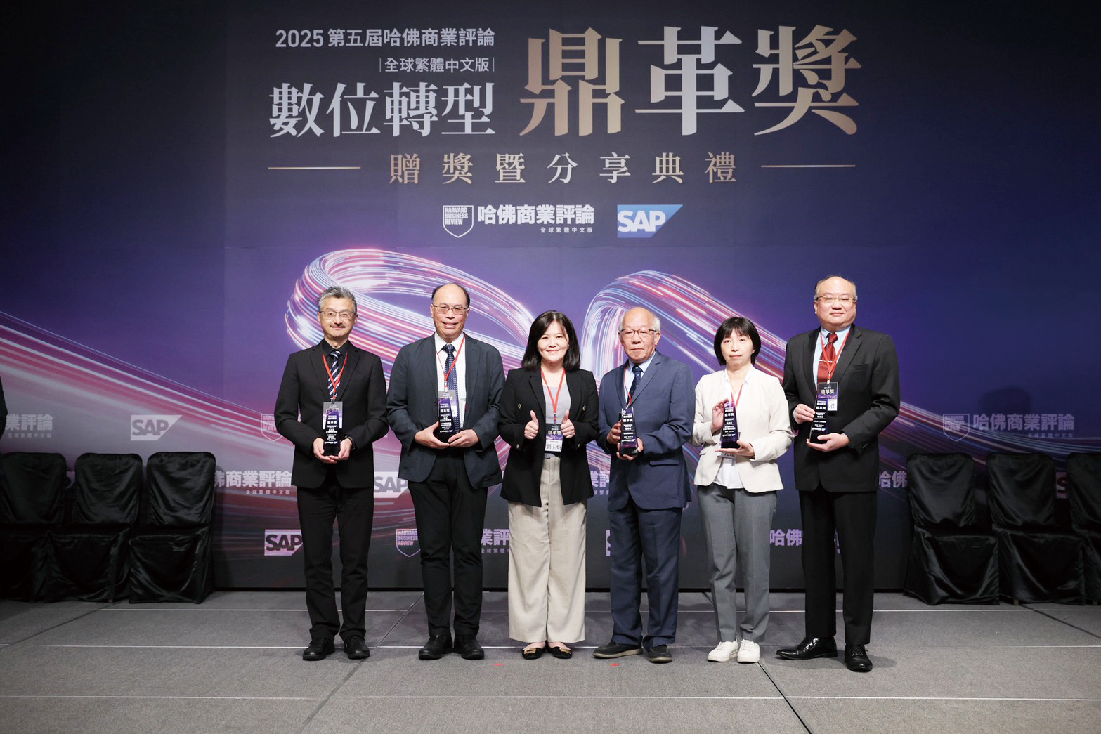 衛福部劉玉娟主秘與獲獎單位合影